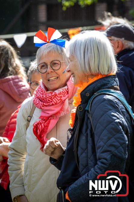 Volle terrassen, bruisende kleedjesmarkt en sportieve Wallenloop: Elburg leeft tijdens koningsdag! - &copy; NWVFoto.nl